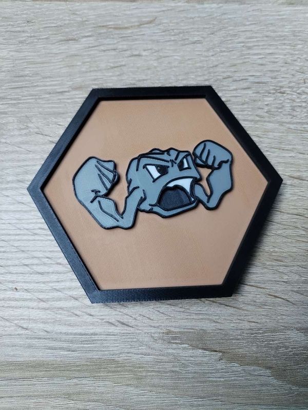 Détail d'un médaillon Pokémon peint à la main