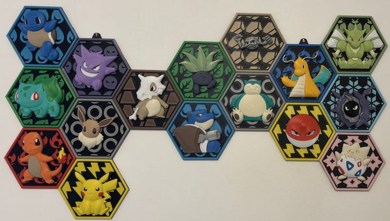 Mur de seize médaillons Pokémon ScarLab assemblés en nid d'abeilles